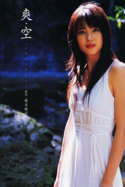 女孩迈开腿让男孩给她打扑克